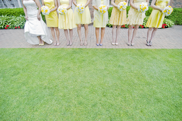 whte and yellow wedding flowers